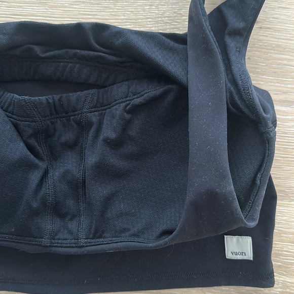 Vuori Daily Crop Tank - Single in Black - Picture 3 of 4